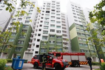 惊见对面组屋失火 居民赶去逐户通知