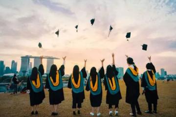 在新加坡上学，拿欧美名牌大学文凭