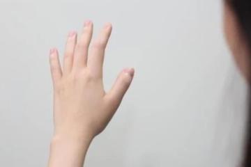 女佣狠虐九旬夫妇 孙查监控画面揭恶行