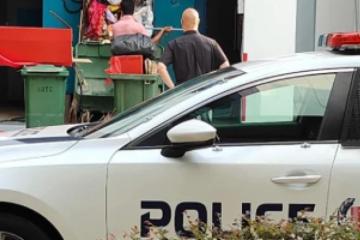 深夜组屋楼下惊现血案！17 岁少女持刀划伤同龄人，当场被捕警方搜证