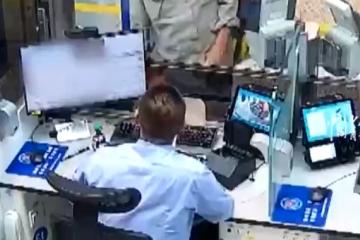 这对新加坡夫妻在中国玩了近一个月，离境时被海关质问，竟这样说！