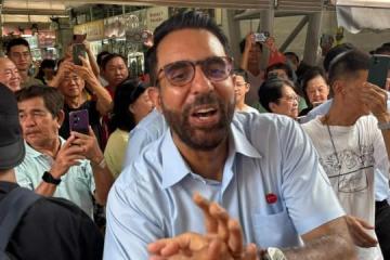 【GE2025】工人党秘书长毕丹星率队谢票 居民夹道欢迎