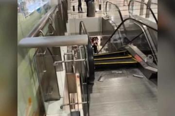 婴儿车轮卡阶梯 港湾中心电动扶梯突爆裂