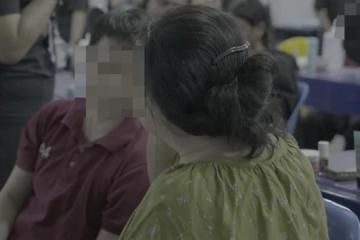 九年牢狱首度身体接触 女儿轻抚母亲泪如雨下