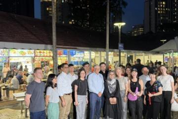 比尔盖茨来新加坡也要吃食阁，排队拼桌吃榴梿，超接地气