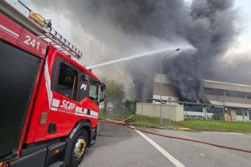 淡滨尼工业建筑火势猛烈 民防部队出动五支水柱灭火