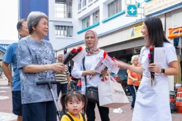 全岛派发香皂花 行动党妇女团向妈妈们致敬