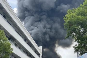 新加坡工业区突发大火，浓烟遮天蔽日数公里，周围居民紧急疏散