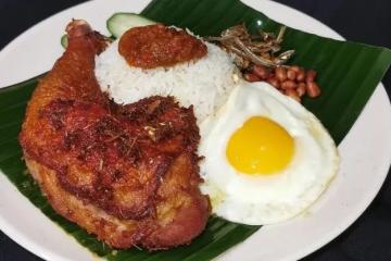 馋爆了！实拍新加坡厦门街老食阁美食！15家档口必尝：椰浆饭、鱼片面、炸鸡腿.......