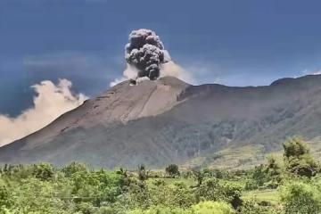 菲律宾坎拉翁火山喷发 火山灰柱高达三公里