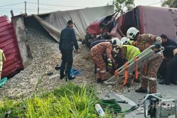 马国警方联邦后备队罗厘与载石罗厘相撞  罗厘侧翻十人死亡