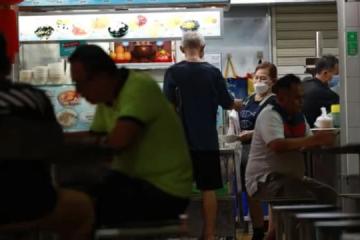 担心摊位租约受影响 摊贩不敢放假和抱病开工