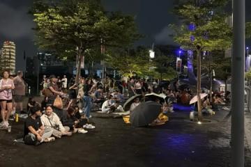 女神卡卡演唱会首日 场外粉丝冒雨听歌合唱