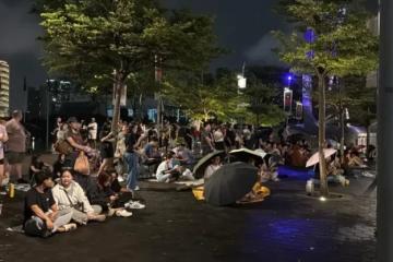 无票也疯狂！万人场外“蹭听”Lady Gaga，新加坡雨夜秒变露天KTV