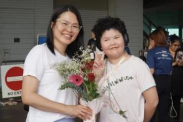 14岁新加坡女孩眼底血管爆裂，脑瘤3次开颅剪去长发！她的妈妈做了什么...