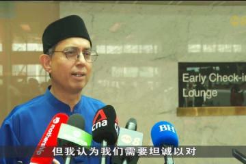 费绍尔在樟宜机场 为出席朝圣活动的回教徒送行