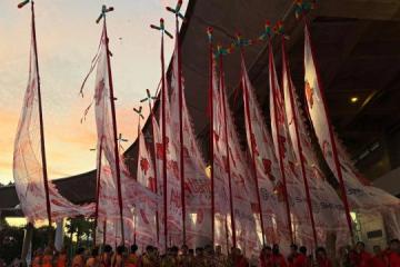 顶60面大旗庆建国60周年 天富宫缔造本地新纪录