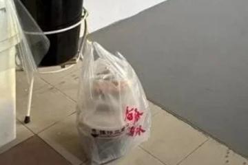门口挂着一包可疑食物 屋主称没订外卖报警