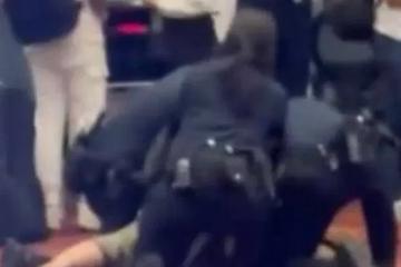 女子樟宜机场情绪失控　拍打设备对警员爆粗被制伏 