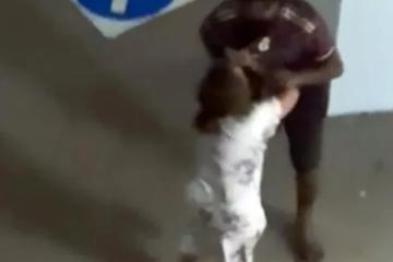 狮城男女疑感情纠纷当街吵架　女子拆告示牌砸男子 