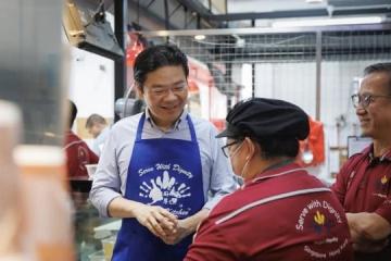 黄总理探访厨尊厨房 试当“咖啡仔”也学手语