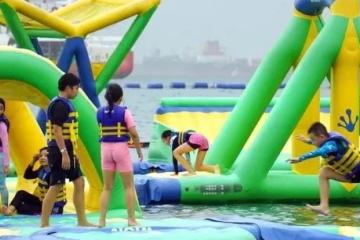 3米滑梯冲入海中！新加坡最大水上漂浮乐园，奔跑、跳跃、冲刺~