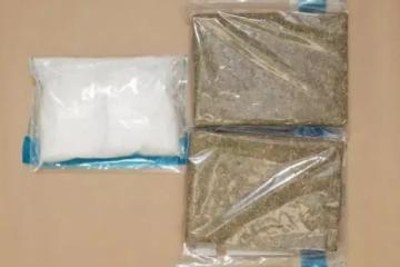 毒贩遇执法人员 大量毒品丢河中逃走