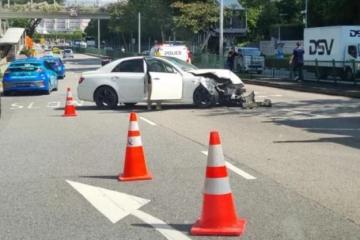 汽车撞树后横摆路中央 警追查司机下落