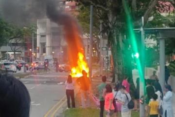 马赛地引擎冒烟 妇女急超车拦截救夫女 轿车秒变火球幸无伤亡