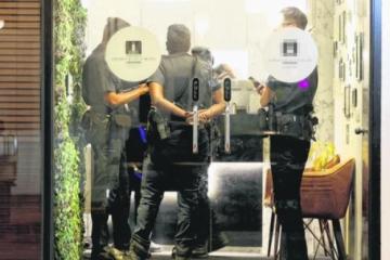 酒店情侣争执血溅房间 冲撞警员双双被捕