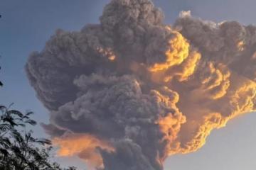 印尼火山爆发致危！新加坡往来巴厘岛航班受重挫